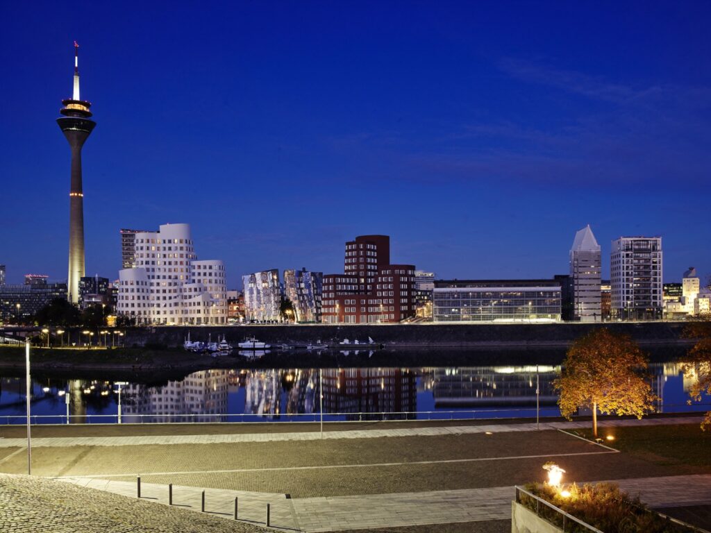 MedienHafen Düsseldorf mit Gehry-Bauten und Rheinturm zur blauen Stunde